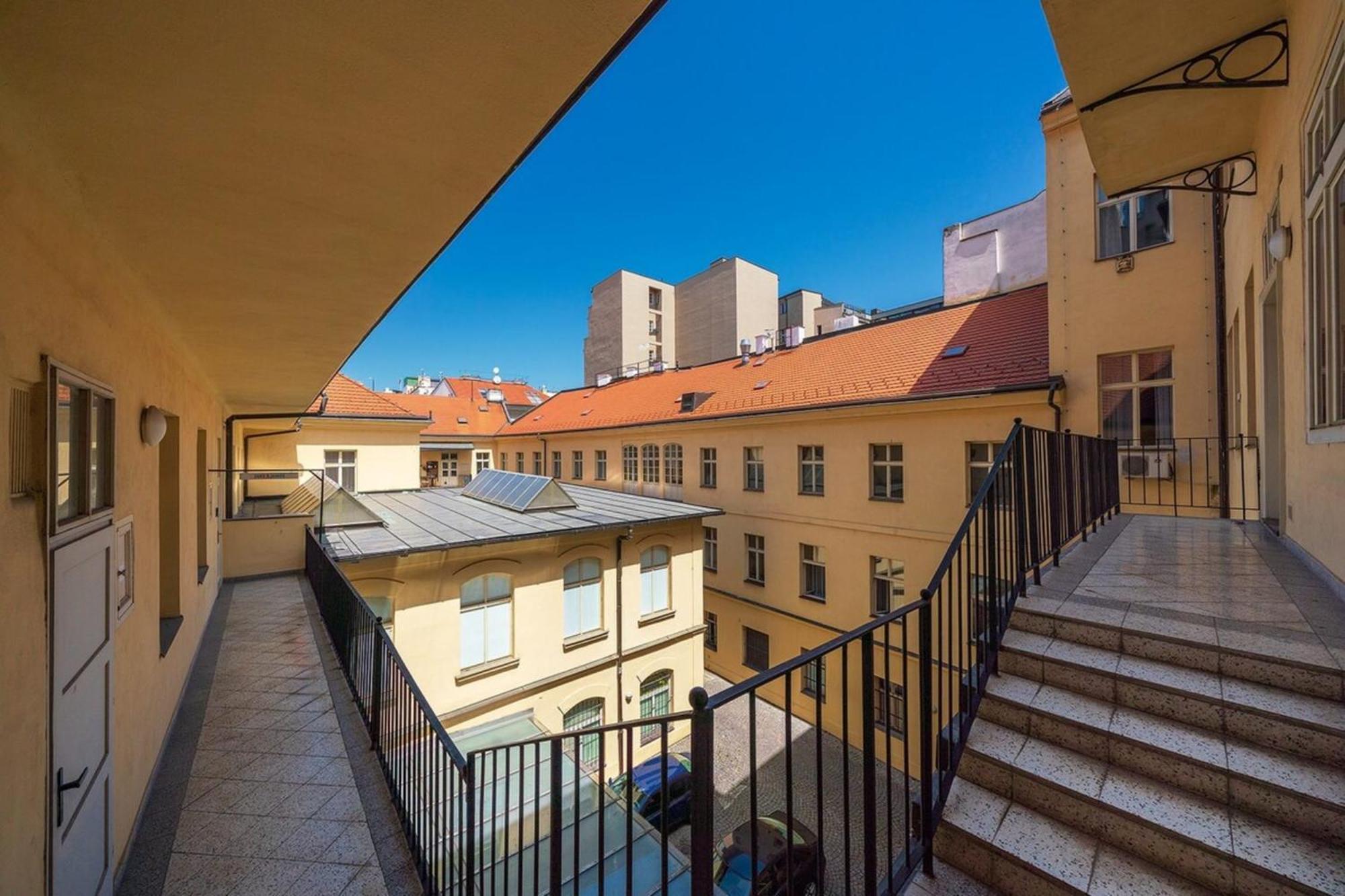 Quiet City Center Apartment In Hip & Foodie Area Praag Buitenkant foto